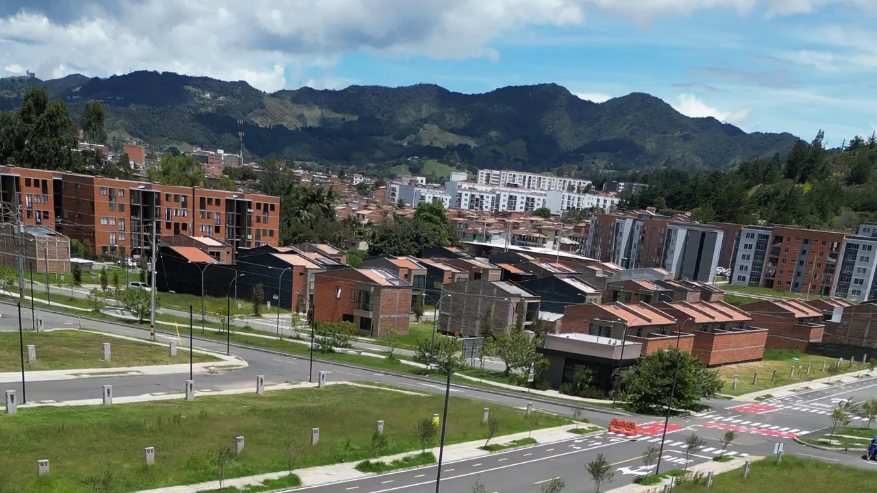 Vista aérea con dron de lotes urbanizados, vías terminadas y casas construidas en La Ceja, Antioquia